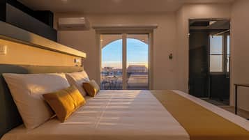 Suite Deluxe, vista mare | Minibar, una scrivania, postazione laptop, tende oscuranti