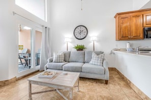 Appart'hôtel, plusieurs lits (Grand Beach Resort PH2) | Coin séjour