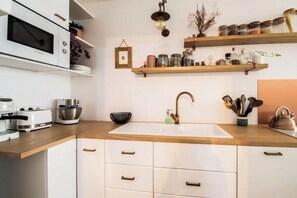 Coffee/tea maker, fridge, oven, dishwasher - Sublime Spacious Apartment In Ménilmontant (Paris)