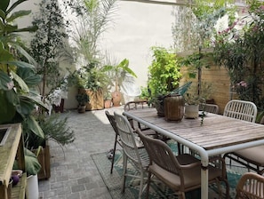 Outdoor dining - Sublime Spacious Apartment In Ménilmontant (Paris)