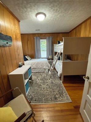 3 bedrooms, iron/ironing board, WiFi, bed sheets - 3-bedroom house in charming Elizabeth City with WiFi, AC (Elizabeth City)