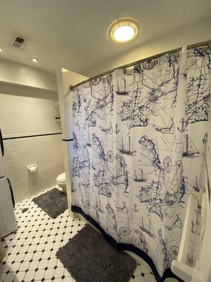 Towels, soap, toilet paper - 3-bedroom house in charming Elizabeth City with WiFi, AC (Elizabeth City)