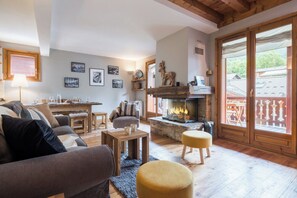 Una televisión, una chimenea