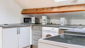 Frigorífico, microondas y cafetera o tetera