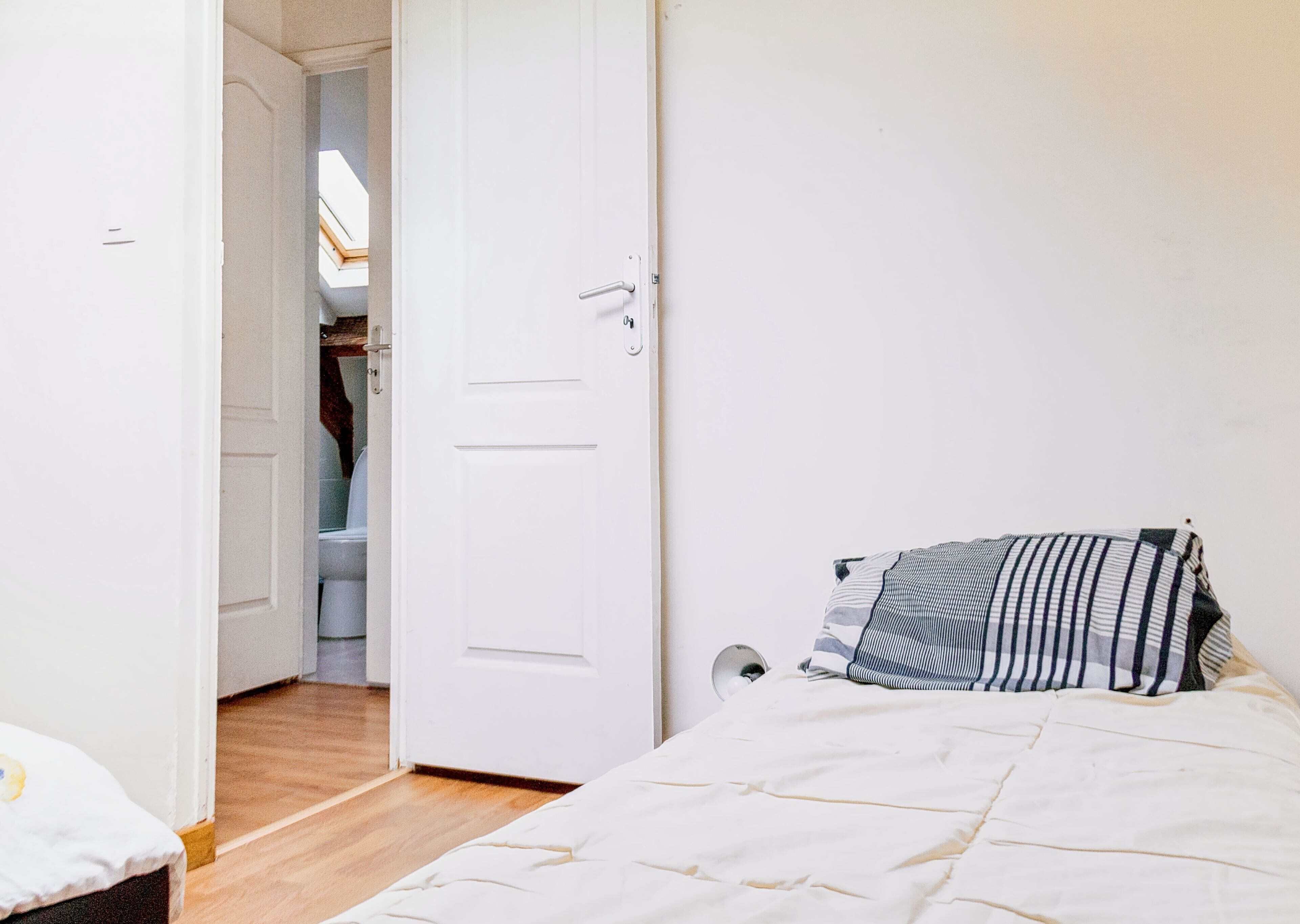 2 habitaciones, tabla de planchar con plancha, wifi y ropa de cama 