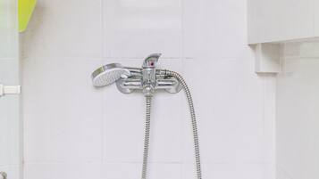 Secador de pelo y toallas