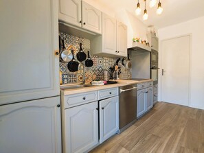 Kühlschrank, Mikrowelle, Ofen, Geschirrspüler