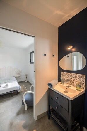 3 habitaciones, tabla de planchar con plancha, wifi y ropa de cama 