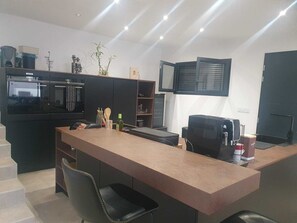 Kühlschrank, Mikrowelle, Ofen, Geschirrspüler