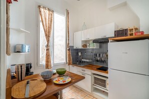 Kjøleskap, kaffetrakter/tekoker, brødrister og kjøkkenutstyr