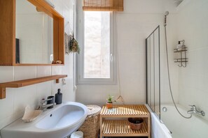 Kostenlose Toilettenartikel, Haartrockner, Handtücher