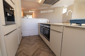 Horno, placa de cocina, utensilios de cocina