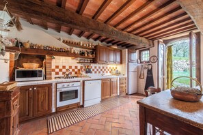 Microonde, forno, piano cottura, lavastoviglie