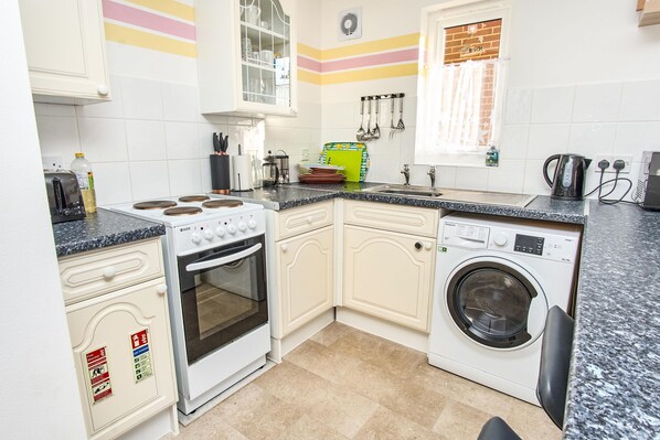 烤箱、爐台、兒童餐椅、鍋具/餐盤/廚房用品