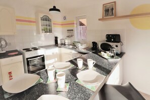 Oven, stovetop, high chair, cookware/dishes/utensils - Sandown on The Creek (Ryde)