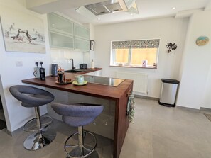 Oven, stovetop, cookware/dishes/utensils - Pointe South (Ventnor)