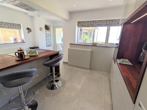 オーブン、コンロ、調理器具と食器