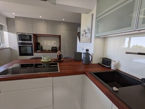 Oven, stovetop, cookware/dishes/utensils - Pointe South (Ventnor)