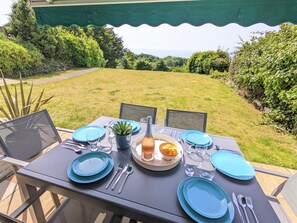 Outdoor dining - Pointe South (Ventnor)