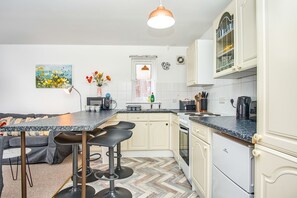 オーブン、コンロ、調理器具と食器