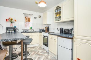 Horno, placa de cocina, utensilios de cocina