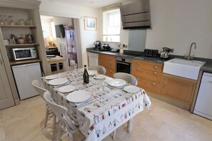 Oven, stovetop, cookware/dishes/utensils - Villa Amanti Apartment (Ventnor)