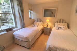 2 bedrooms, bed sheets - Villa Amanti Apartment (Ventnor)