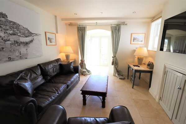 LCD TV - Villa Amanti Apartment (Ventnor)