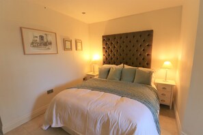 2 bedrooms, bed sheets - Villa Amanti Apartment (Ventnor)