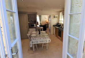 Oven, stovetop, cookware/dishes/utensils - Villa Amanti Apartment (Ventnor)