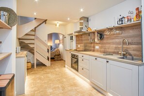 Horno, placa de cocina, utensilios de cocina