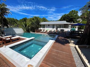 A heated pool - Large private property 2 mins to the Beach (West Bay)