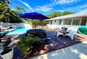 Outdoor dining - Large private property 2 mins to the Beach (West Bay)