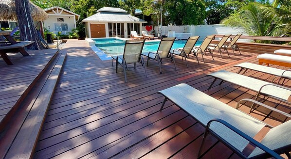 A heated pool - Large private property 2 mins to the Beach (West Bay)