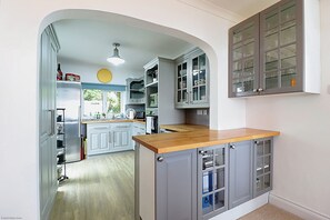 オーブン、コンロ、調理器具と食器