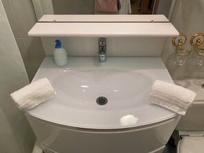 Hårføner, håndklær, såpe og toalettpapir