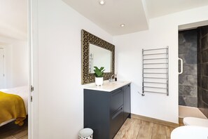 Bathroom - The Cove (Seaview)