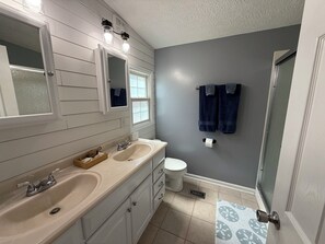 Suihku, hiustenkuivaaja, pyyhkeet, vessapaperi