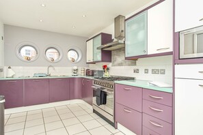 Oven, kompor, kursi makan untuk bayi, dan peralatan masak/sendok-piring