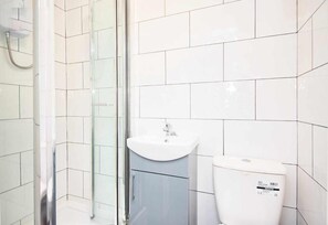 Sèche-cheveux, serviettes fournies, papier toilette
