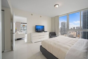 2 makuuhuonetta, työpöytä, silitysrauta/-lauta, vauvan matkasänky