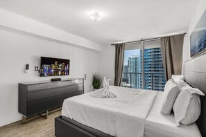 1 makuuhuone, työpöytä, silitysrauta/-lauta, vauvan matkasänky