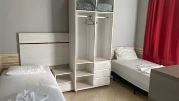 Habitación básica doble | Espacio para trabajar con laptop y tabla de planchar con plancha