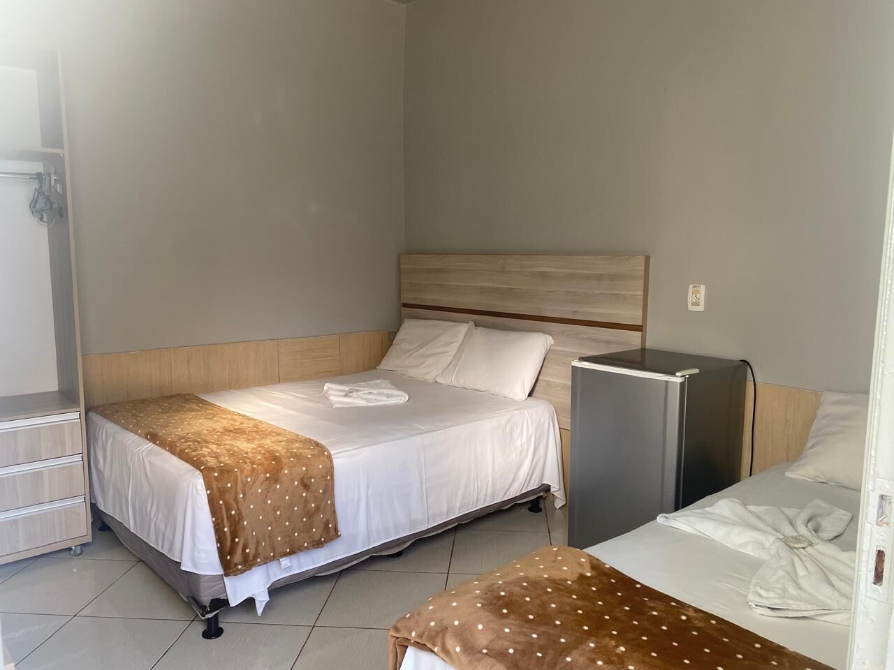 Quarto casal básico | Espaço de trabalho para notebook, ferros/tábuas de passar roupa