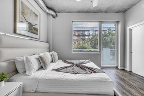 2 Schlafzimmer, Schreibtisch, Bügeleisen/Bügelbrett, Reisekinderbett