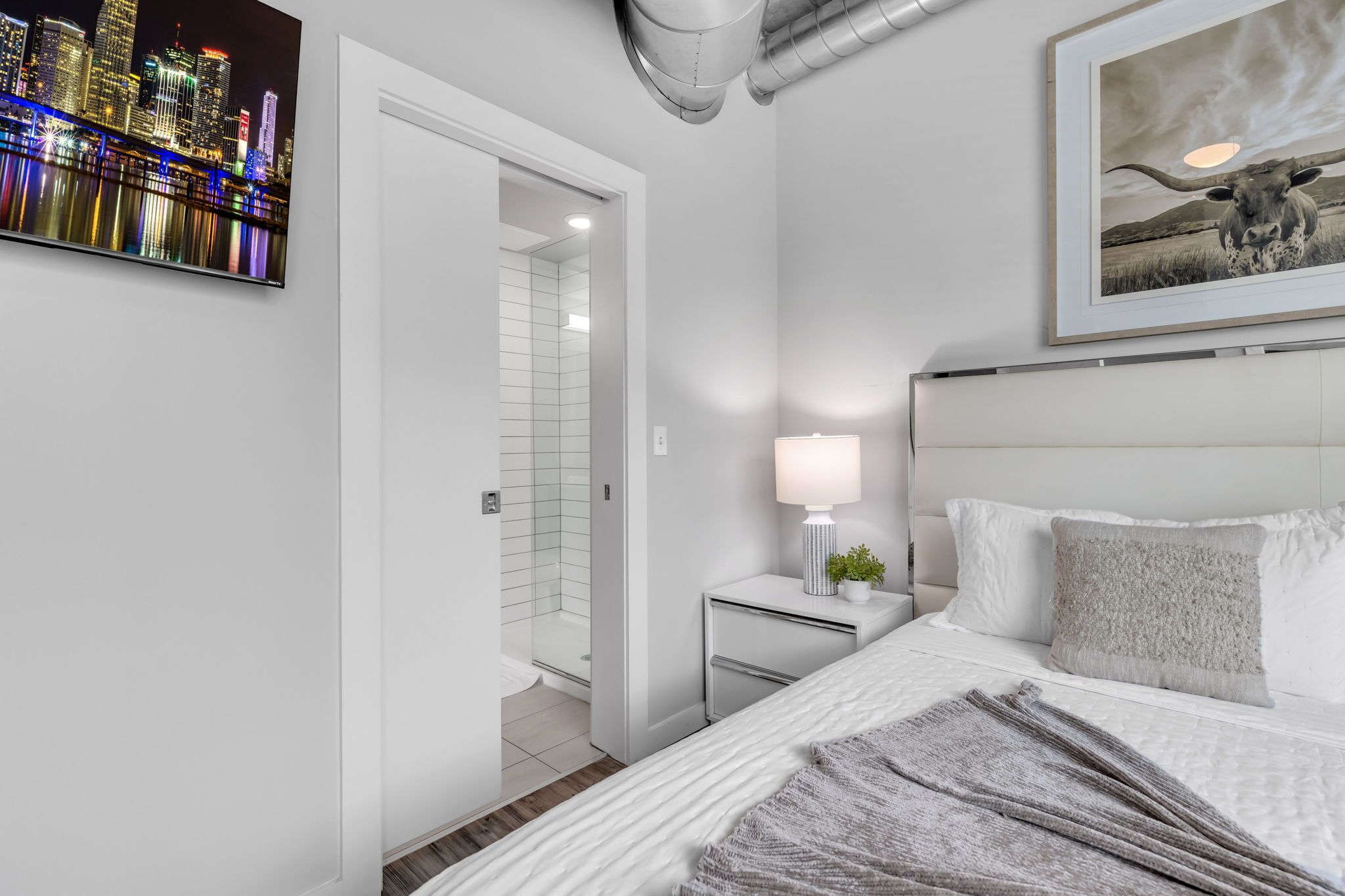 2 bedrooms, desk, iron/ironing board, travel crib