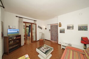 TV, fireplace - La casa della Bougan-ville (Toscolano-Maderno)