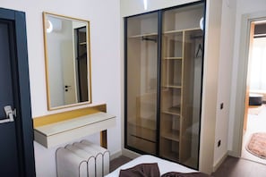 Apartamento família, sacada, vista para a cidade | Escrivaninha, ferros/tábuas de passar roupa, Wi-Fi de cortesia