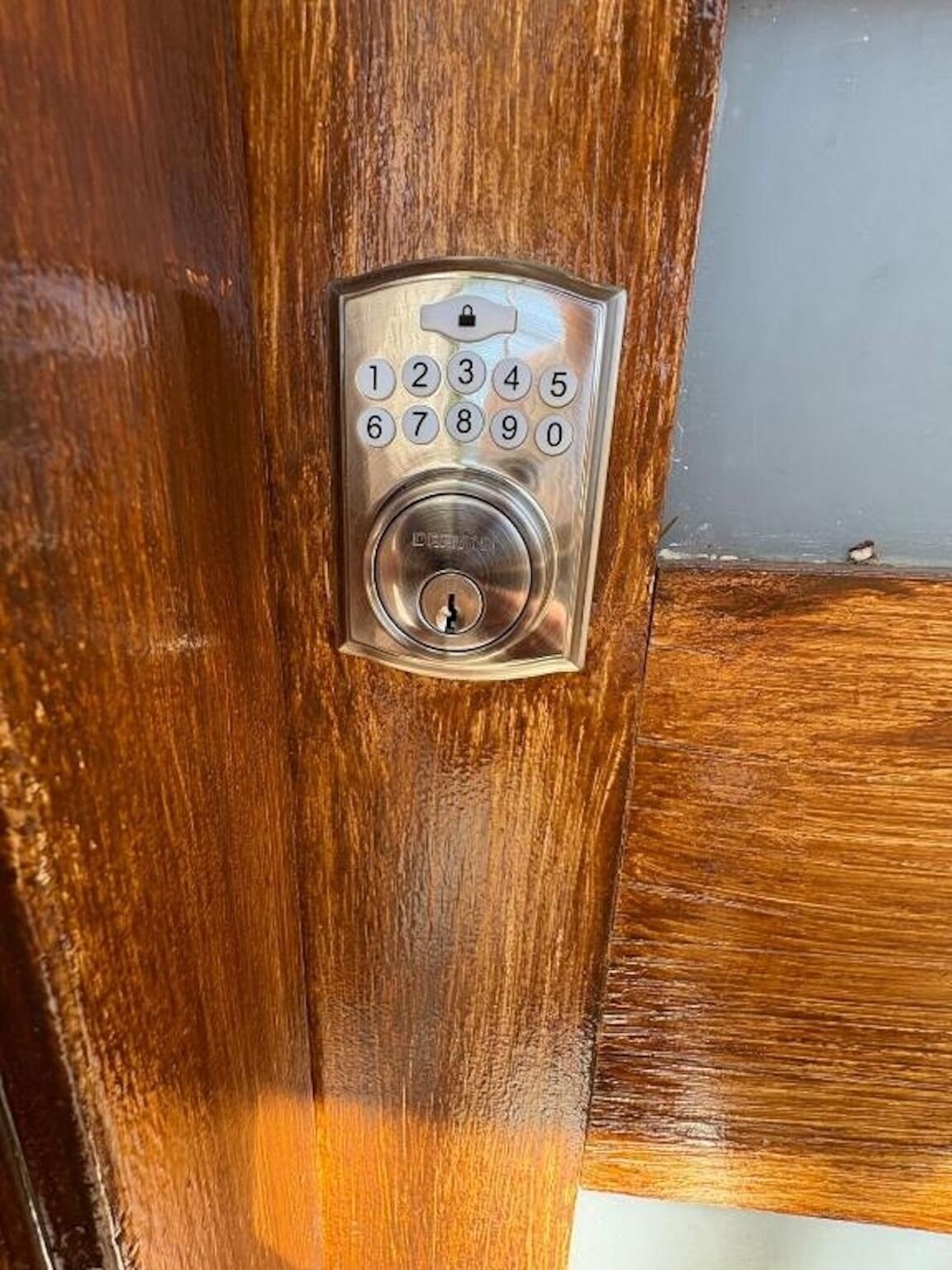 Una puerta con cerradura electrónica de teclado numérico.