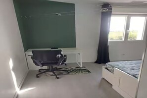 3 bedrooms, iron/ironing board, WiFi, bed sheets